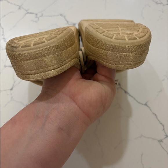 CROCS Kids Gold Glitter Clogs with Sea shell jibbitz size 2(J) - Picture 6 of 6